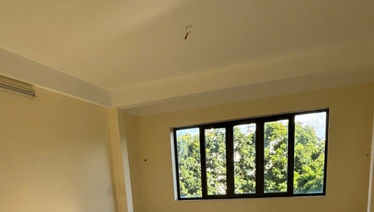 Cho thuê 3 tầng trong nhà 5 tầng mặt phố Trịnh Đình Cửu.(cầu thang riêng biệt.ko liên quan)